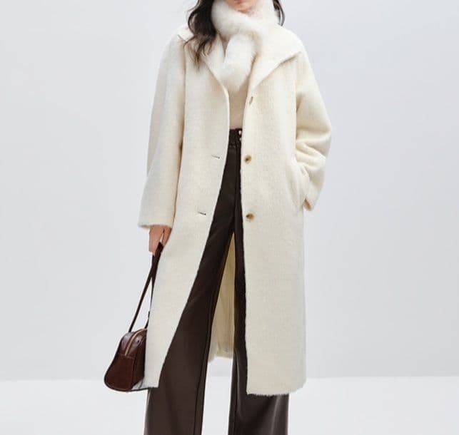 白コーデ ふんわり温もり長め丈コート
