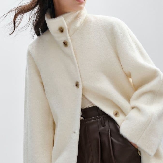 白コーデ ふんわり温もり長め丈コート