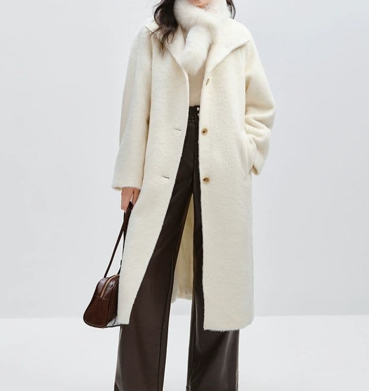白コーデ ふんわり温もり長め丈コート
