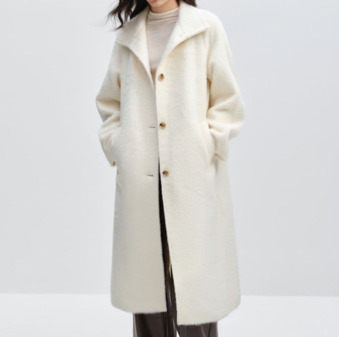 白コーデ ふんわり温もり長め丈コート