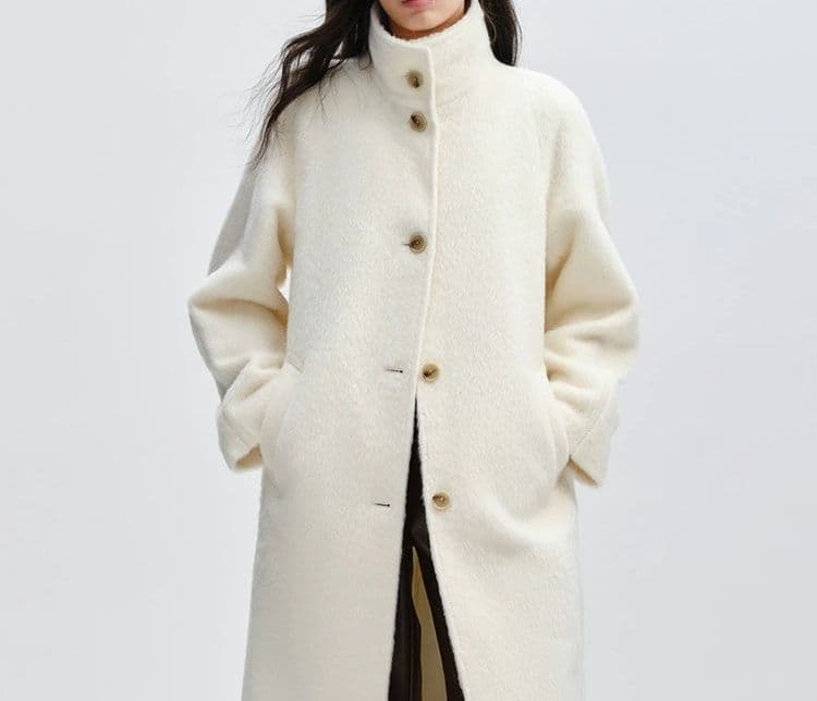 白コーデ ふんわり温もり長め丈コート