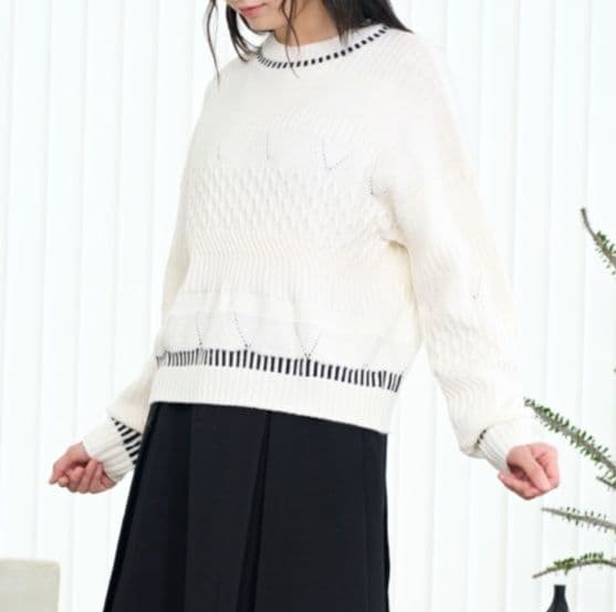 白コーデ 模様編み切替えデザイン上品ニット