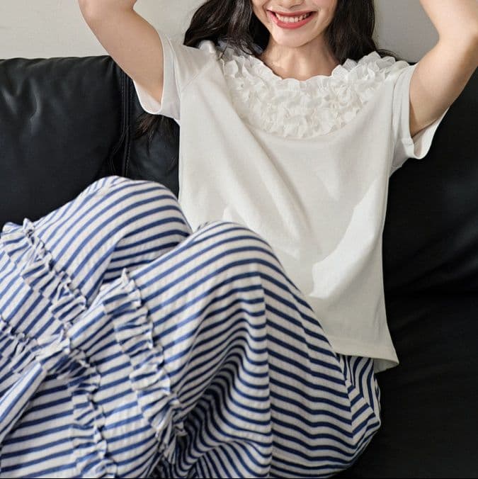白コーデ 花びらフリル襟半袖ブラウス