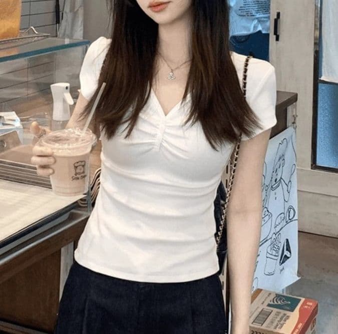 白コーデ 胸元ギャザー入りパフスリーブＴシャツ