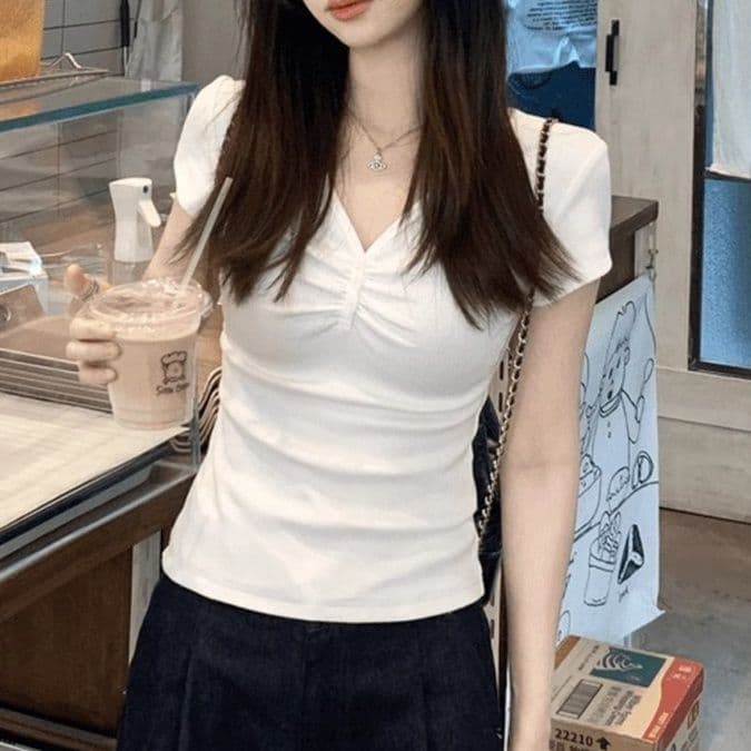 白コーデ 胸元ギャザー入りパフスリーブＴシャツ