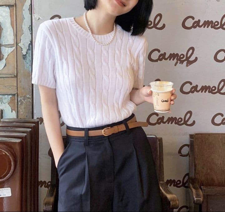 白コーデ ケーブル編みゆったりトップス
