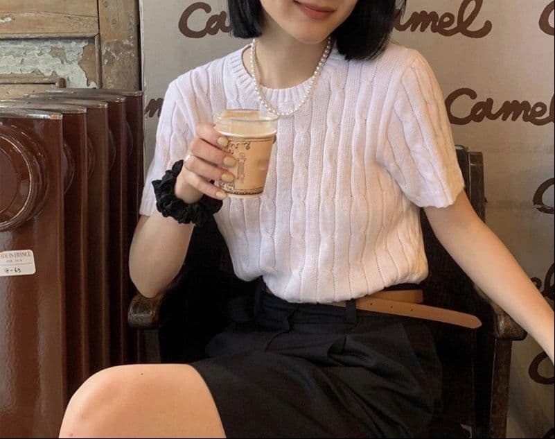 白コーデ ケーブル編みゆったりトップス