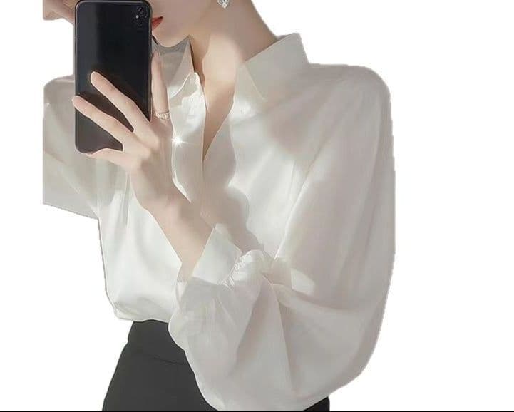 白コーデ 上品シルエット 光沢感ドレープブラウス