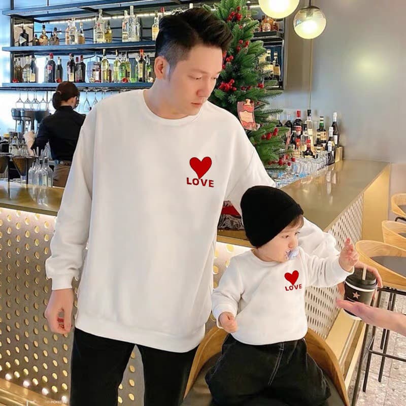 白コーデ 親子でおそろい 赤いハートの温かみある上着