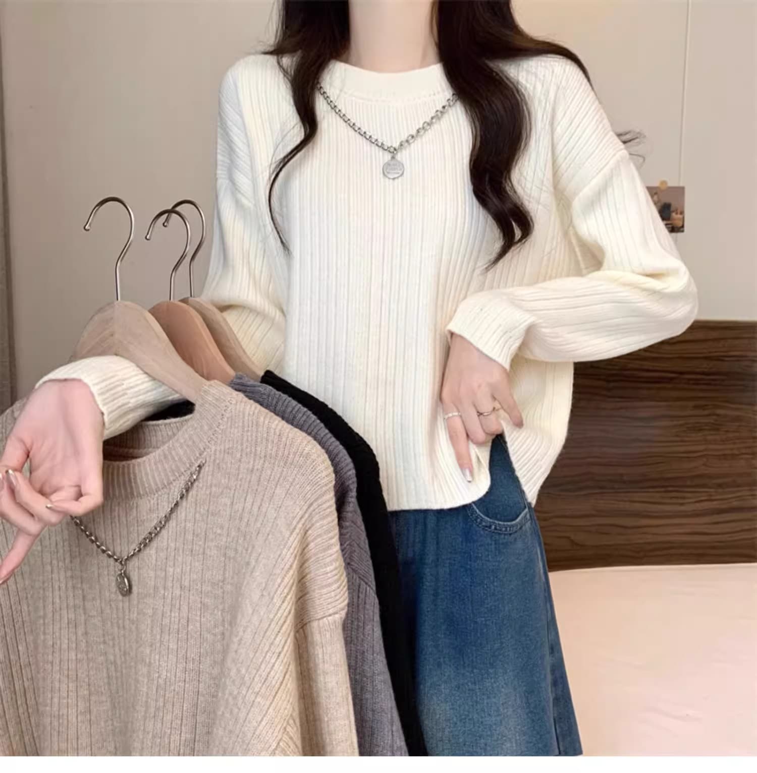白コーデ 縦リブ編みゆったりニット