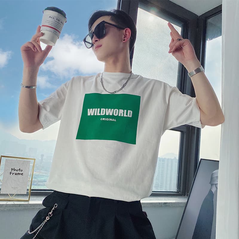 白コーデ ワイルド世界 四角ロゴ 半袖シャツ