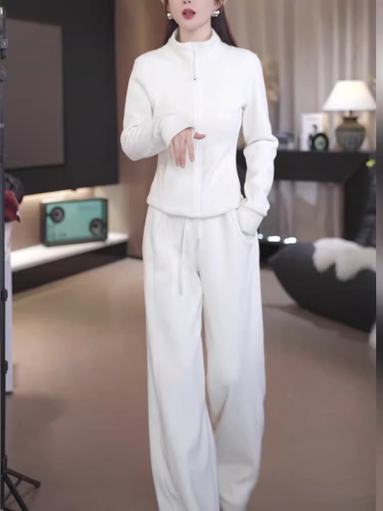 白コーデ すっきりシルエット ゆったりワイドパンツ