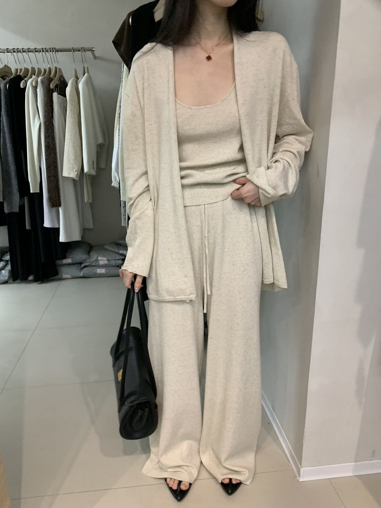 白コーデ 優美なドレープ感の上質パンツスーツ