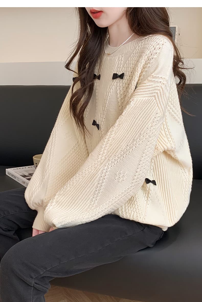 白コーデ 小さなリボン飾り付きニット
