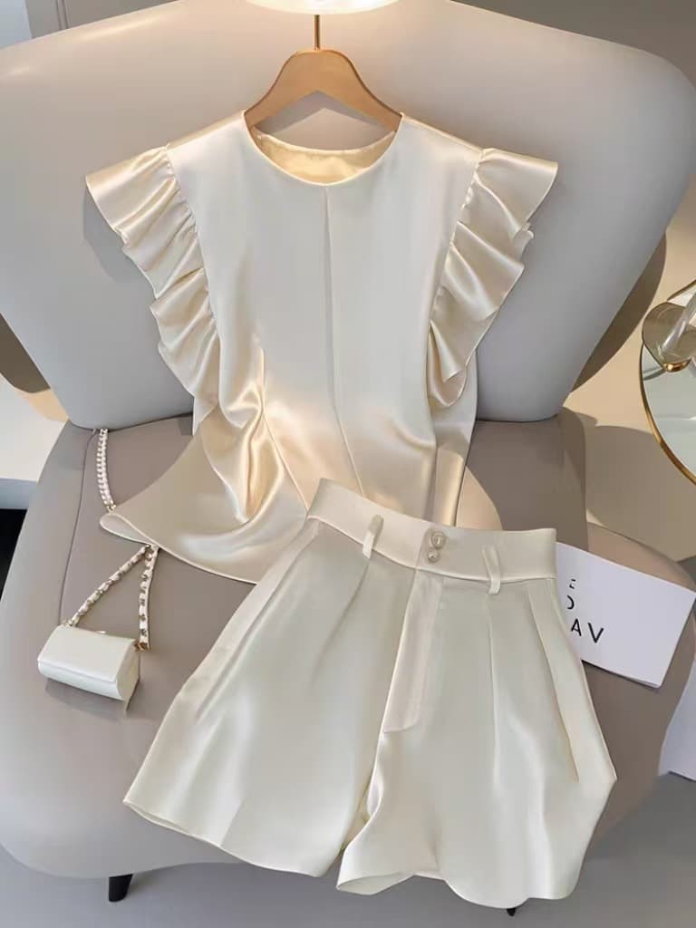 白コーデ フリル袖トップスとプリーツショートパンツセット