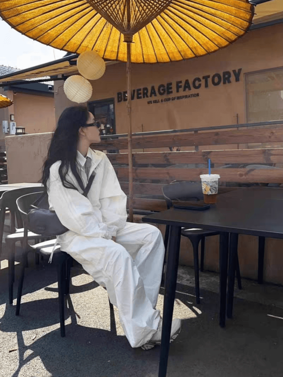 白コーデ ゆったりシルエットワイドパンツ
