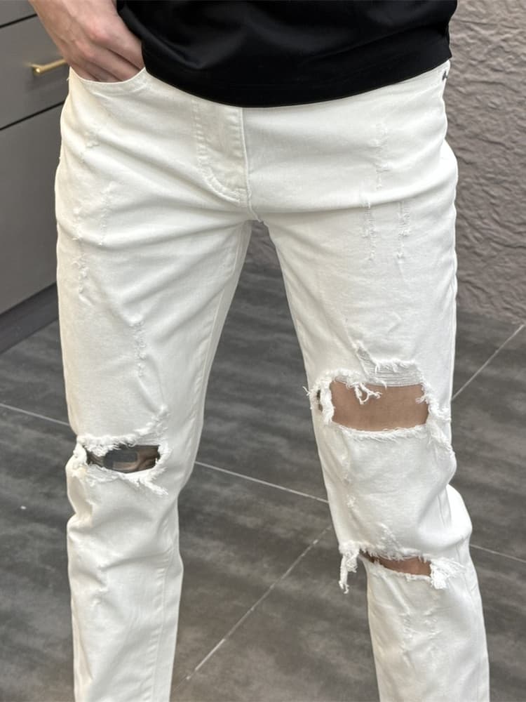 白コーデ ダメージ加工デニムパンツ