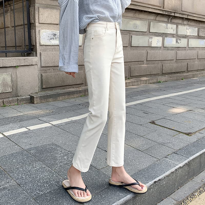 白コーデ すっきりシルエットストレートパンツ
