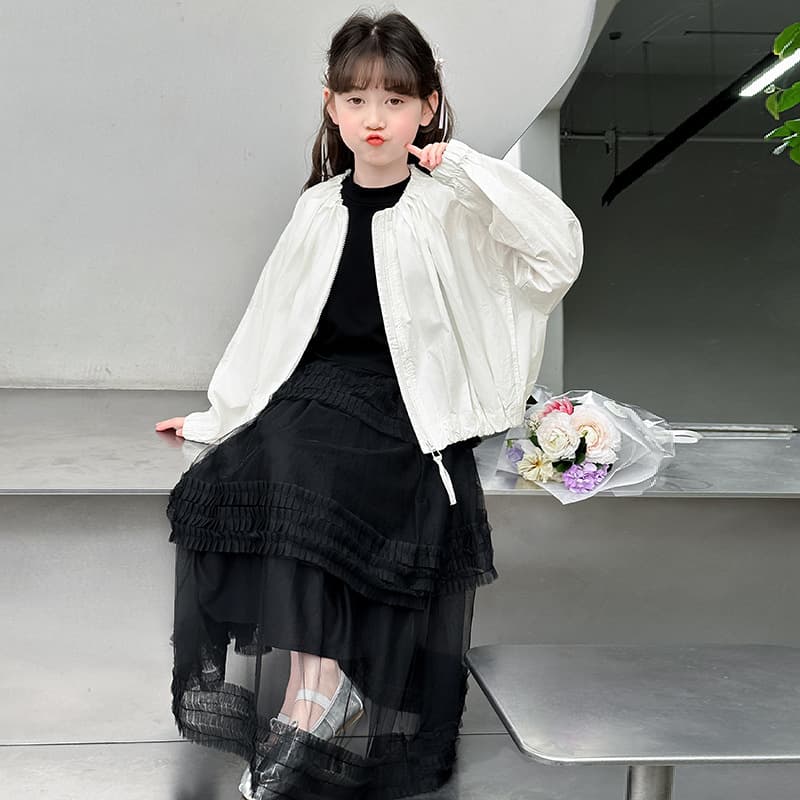 白コーデ ふんわりギャザーブルゾン
