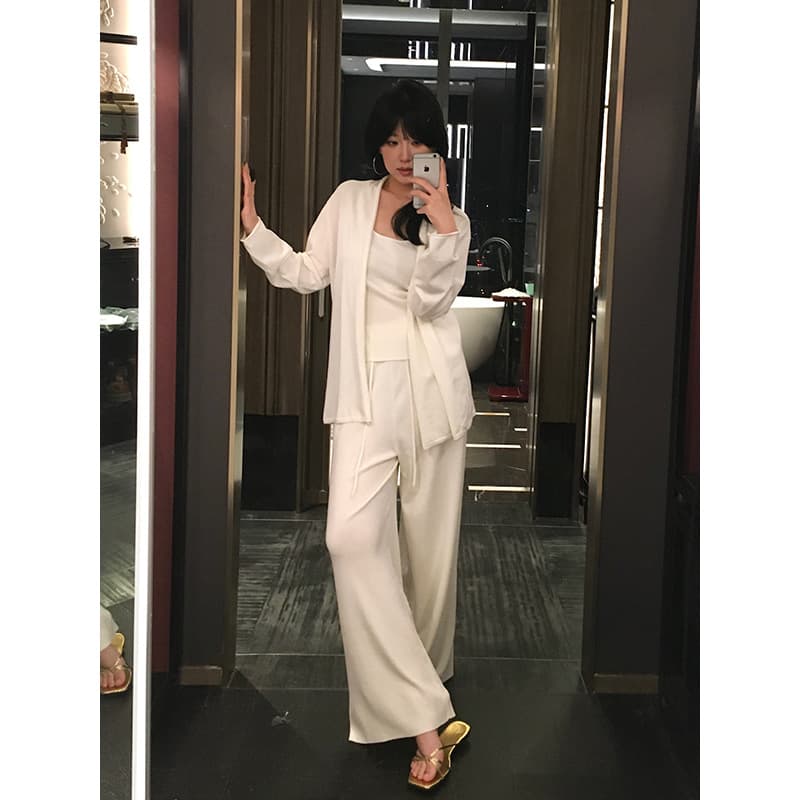白コーデ 優美なドレープ感の上質パンツスーツ