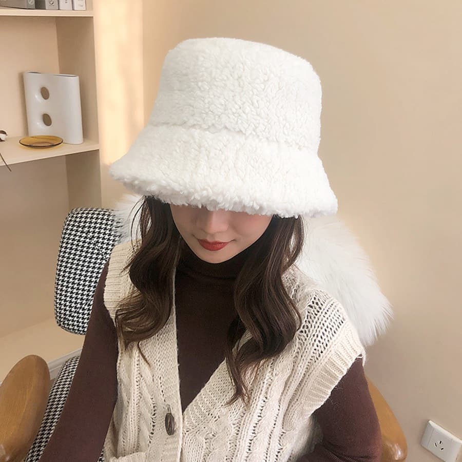 白コーデ もこもこバケットハット