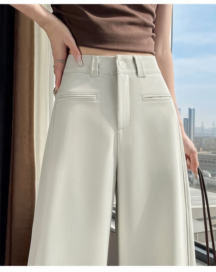 白コーデ ゆったりワイドシルエットフォーマルパンツ