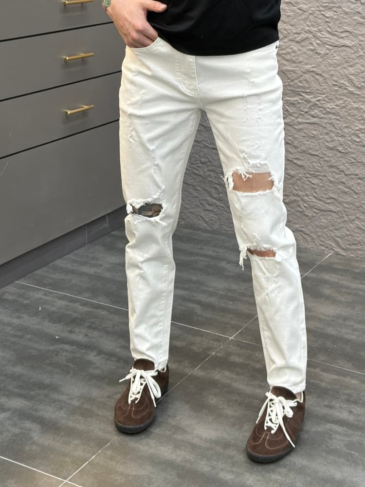 白コーデ ダメージ加工デニムパンツ