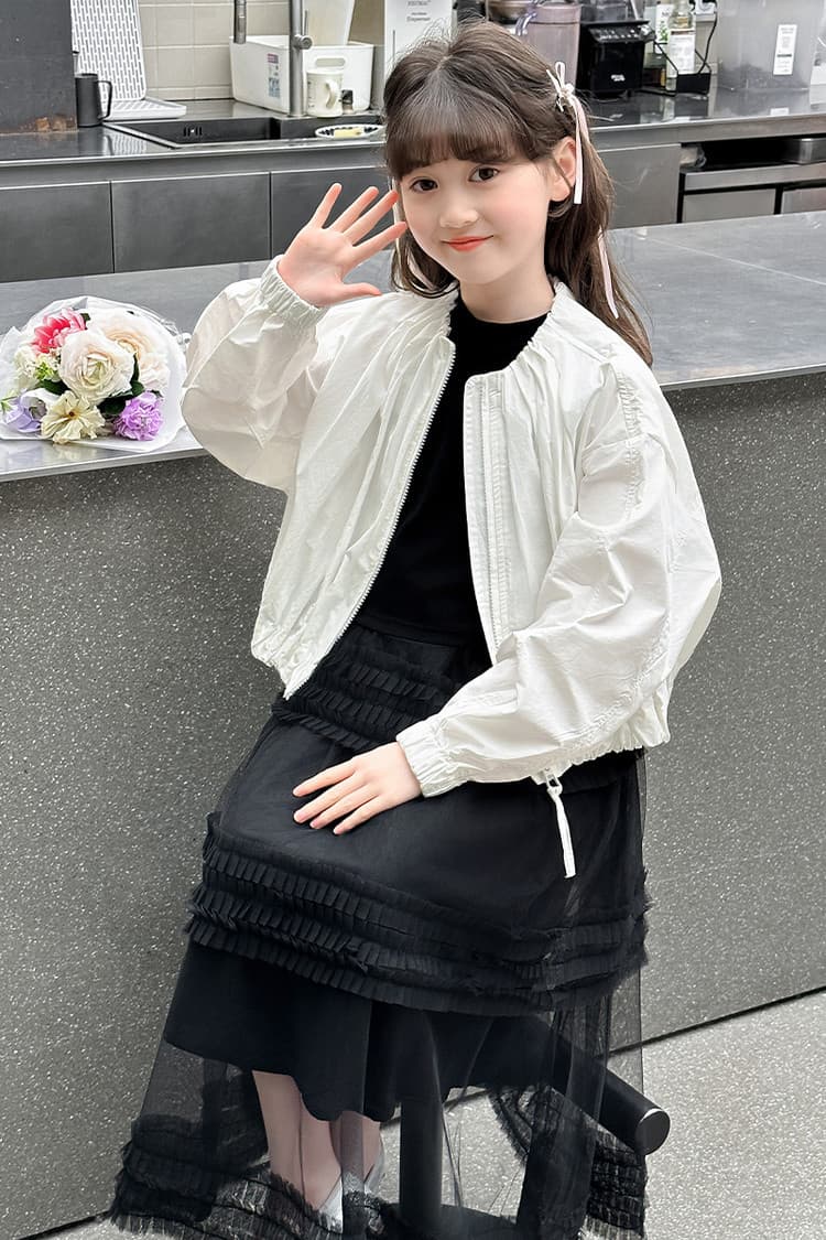白コーデ ふんわりギャザーブルゾン