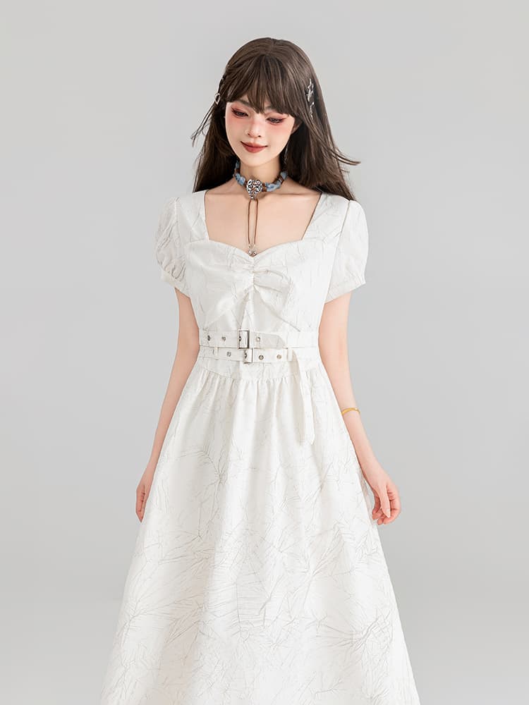 白コーデ 優美な光沢感リボン付きティアードワンピース