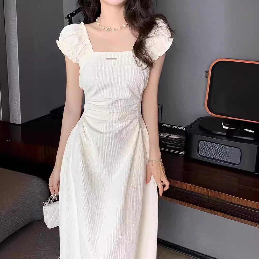 白コーデ 袖ふんわり夏向けリブワンピース
