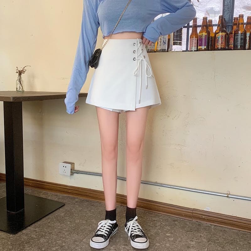 白コーデ 編み上げデザイン巻きスカート風ショートパンツ