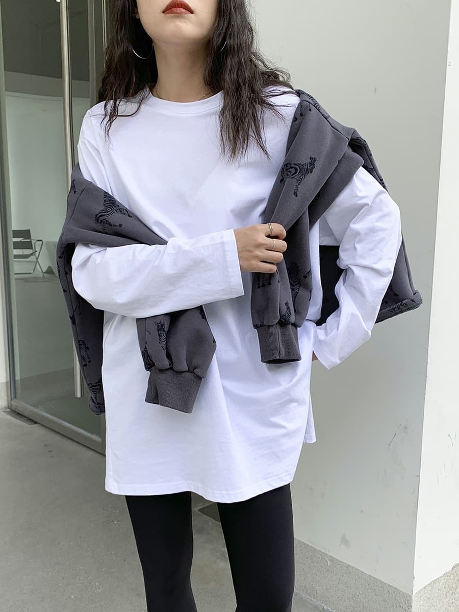 白コーデ ゆったりシルエット長袖チュニック