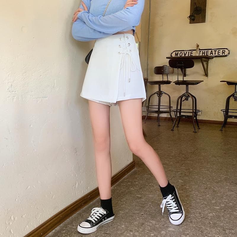 白コーデ 編み上げデザイン巻きスカート風ショートパンツ