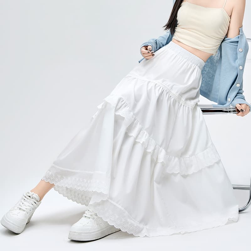 白コーデ 上品な白ティアードロングスカート レース装飾