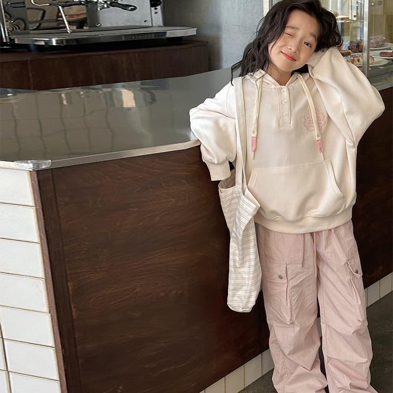 白コーデ ゆったりシルエット フード付きプルオーバー