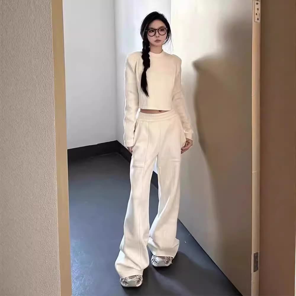 白コーデ すっきりシルエット長袖クロップド丈カットソー