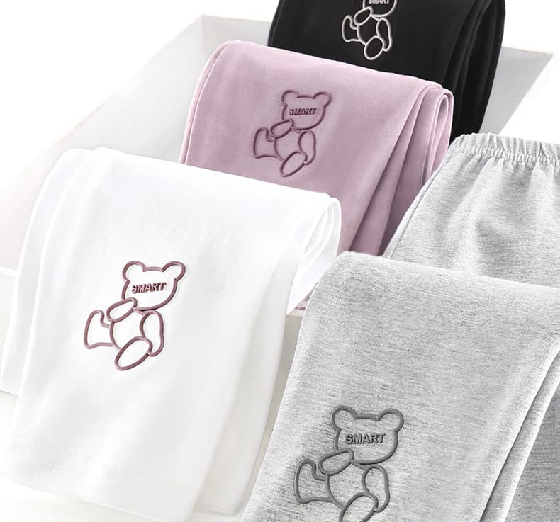 白コーデ くまさん刺繍入りやわらか素材レギンス