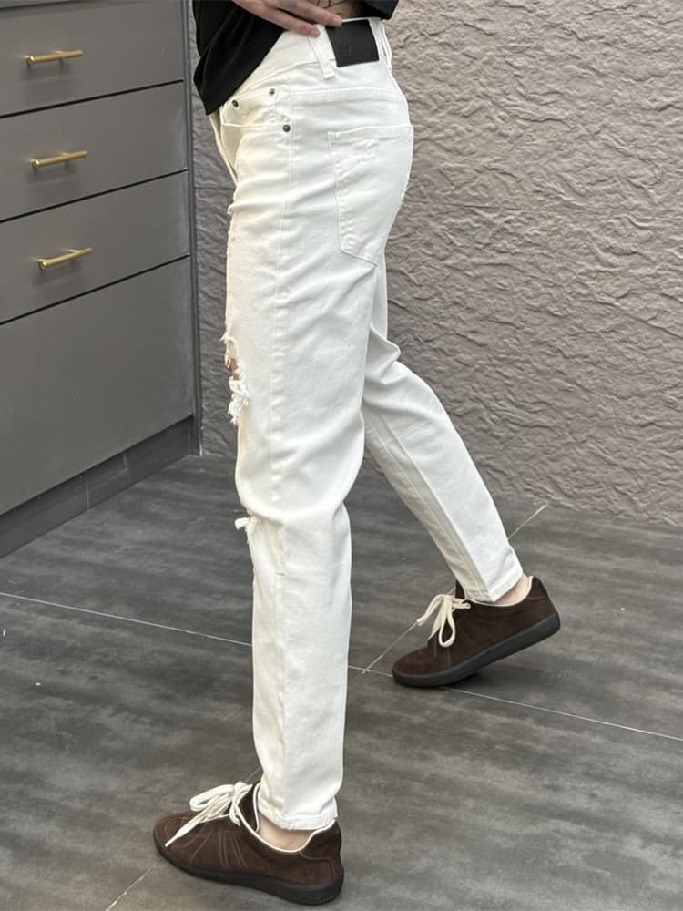 白コーデ ダメージ加工デニムパンツ