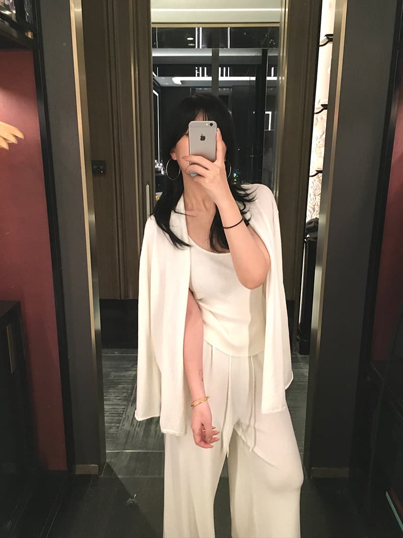 白コーデ 優美なドレープ感の上質パンツスーツ