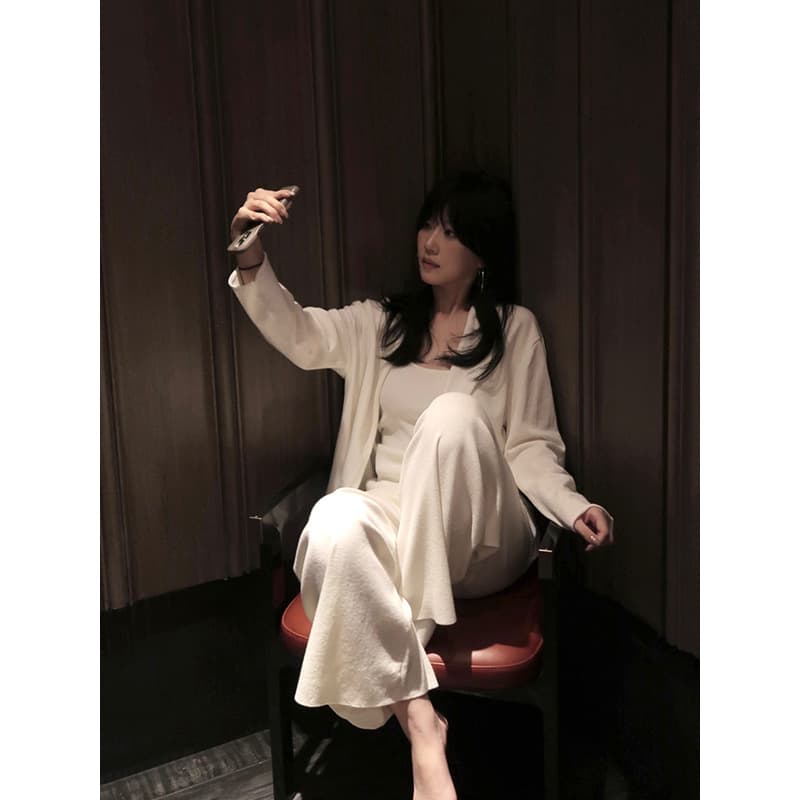 白コーデ 優美なドレープ感の上質パンツスーツ