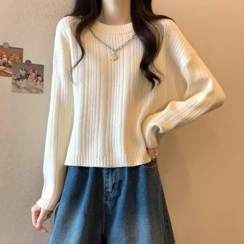 白コーデ 縦リブ編みゆったりニット