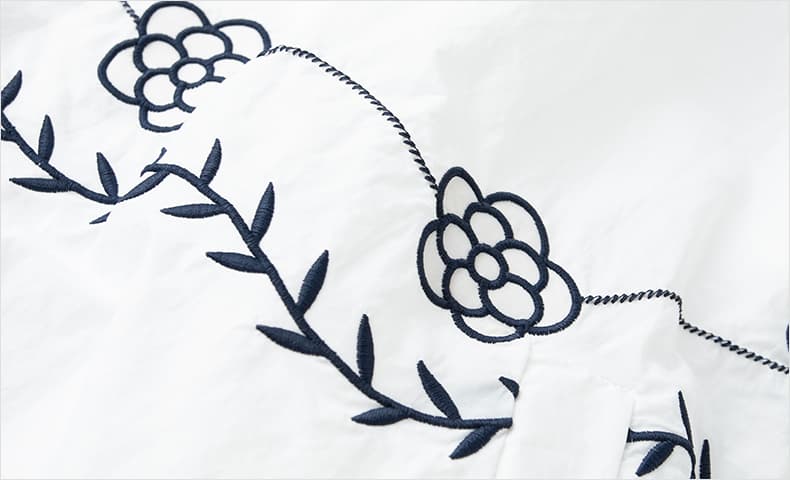 白コーデ 花刺繍フードジップパーカー