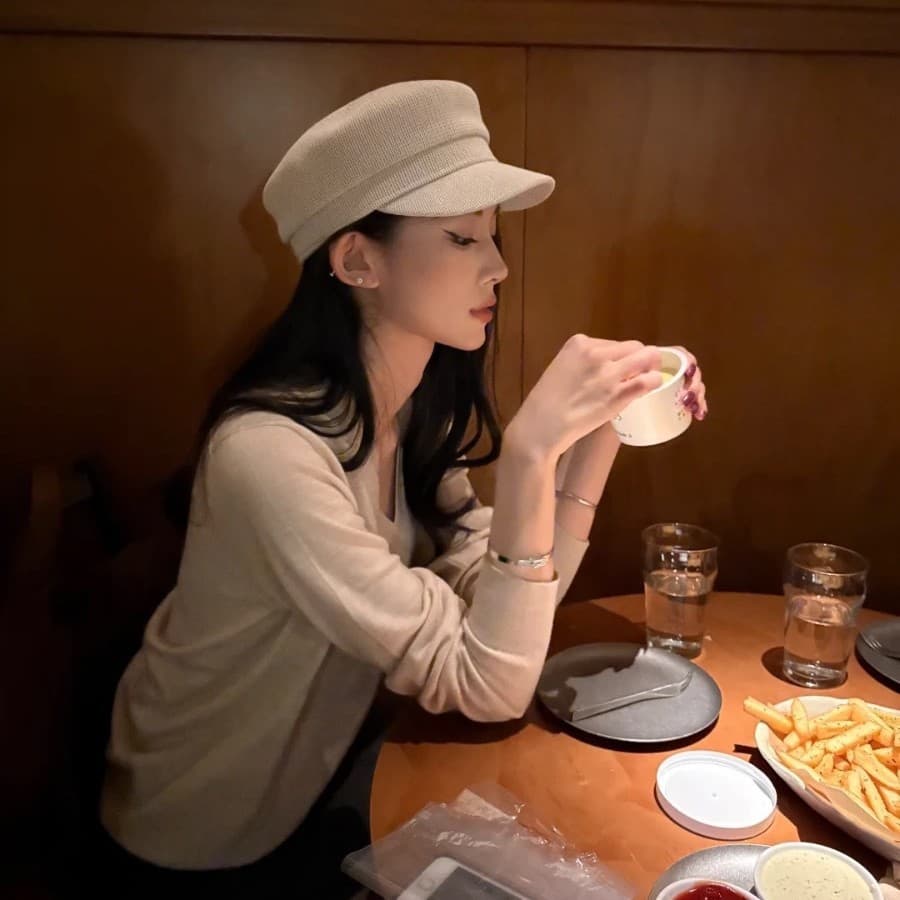 白コーデ ニット素材のマリンキャスケット帽