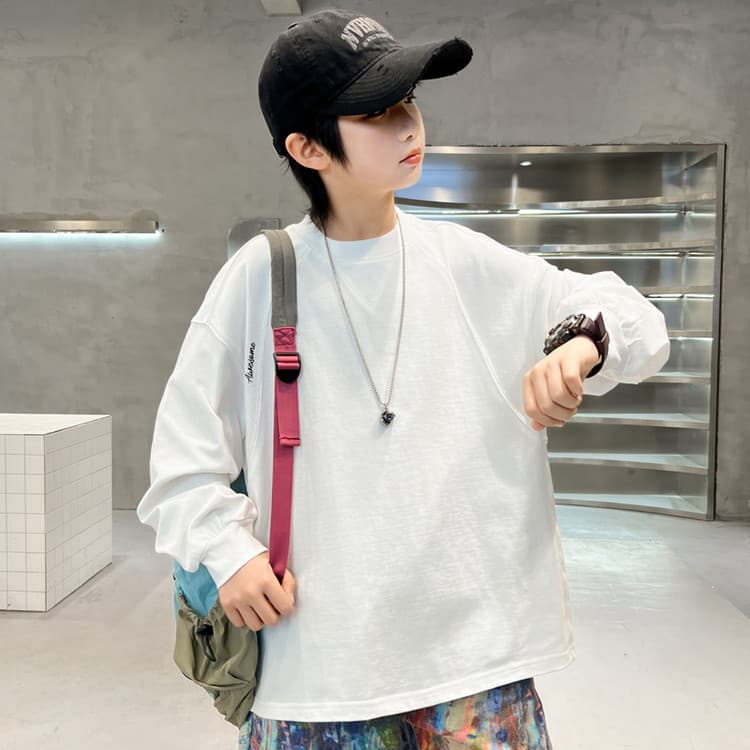 白コーデ ゆったりシルエット 長袖トップス