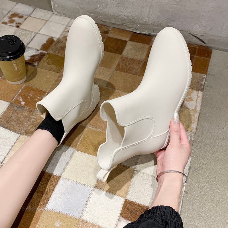 白コーデ ミニマル サイドゴア ショートブーツ👢