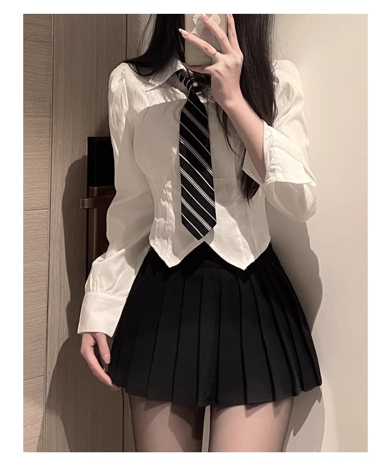 白コーデ 清楚な制服風セットアップ