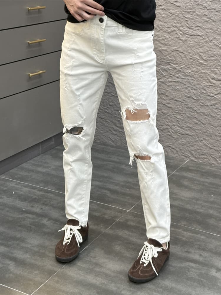 白コーデ ダメージ加工デニムパンツ