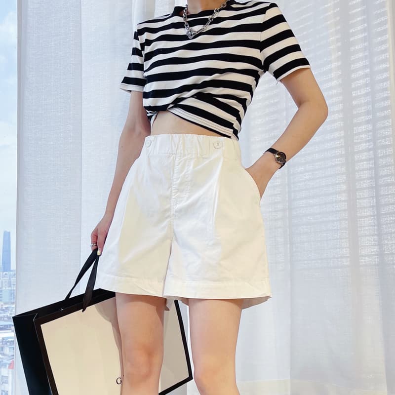 白コーデ ゆったりシルエット 夏向け ショートパンツ