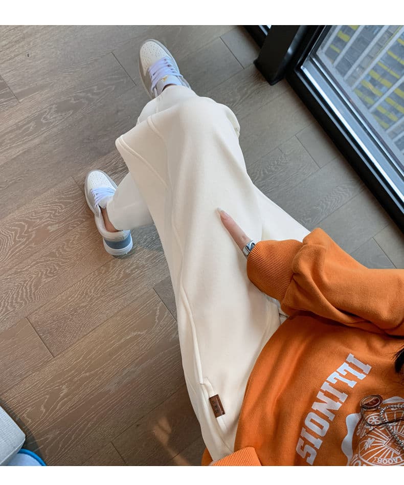 白コーデ ゆったりシルエット裾リブスウェットパンツ