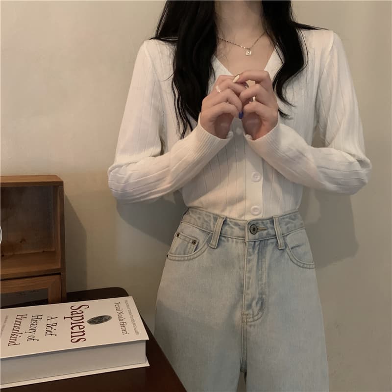 白コーデ 縦リブ柄カーディガン